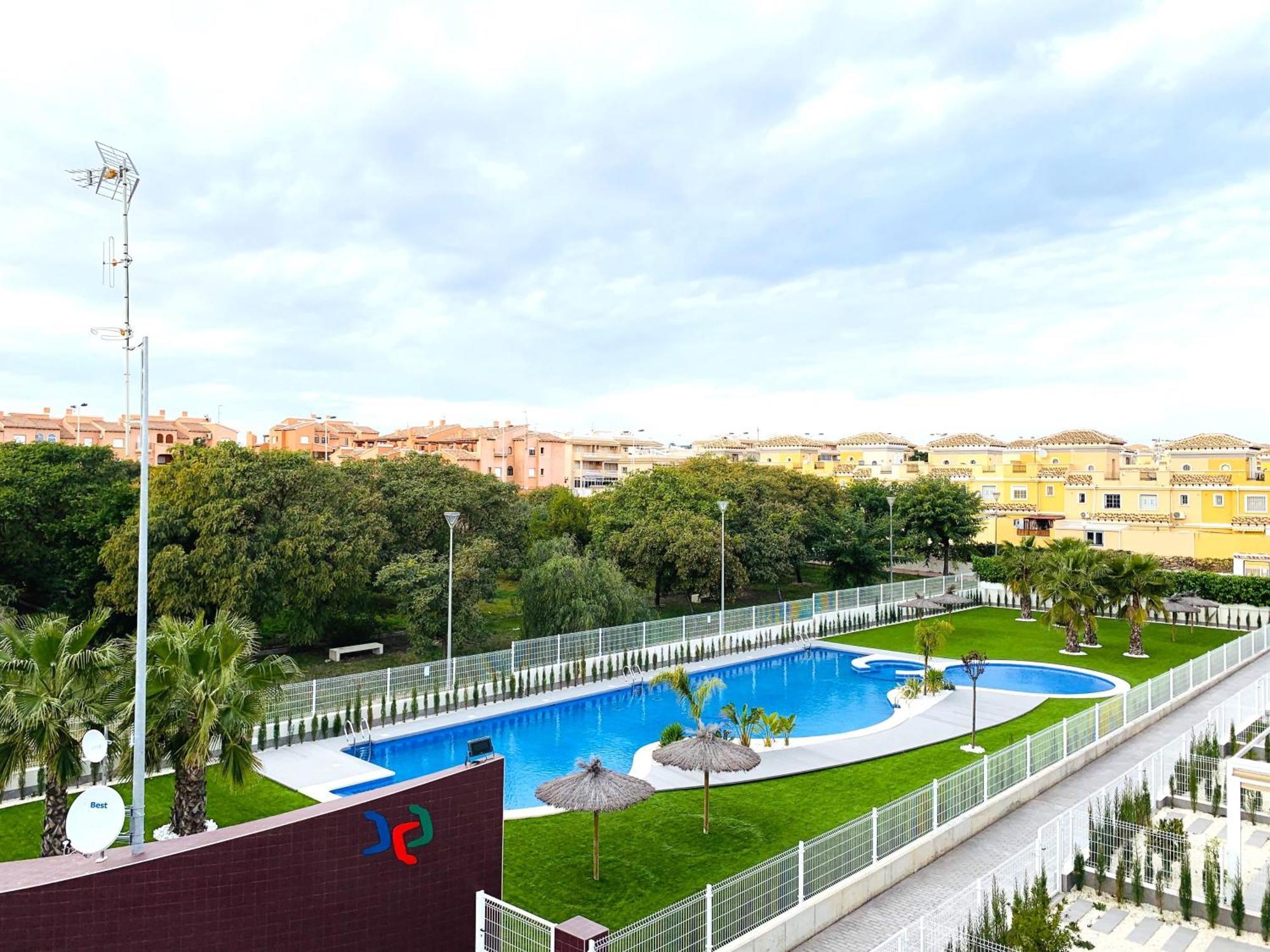 Magnifico Apartamento De Planta Alta La Isla Torrevieja Exterior photo